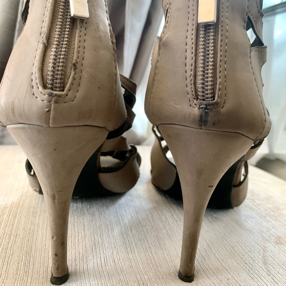 ❌❌❌SOLD❌❌❌Gorgeous gray cutout sandals size 8 🎉🎉🥰🥰 - Picture 8 of 9